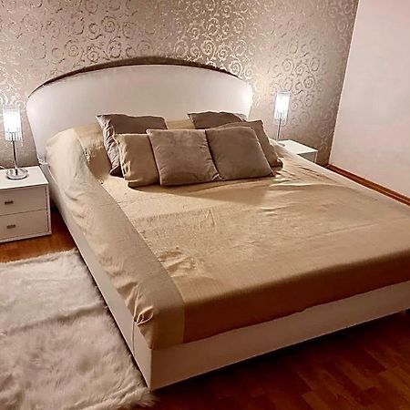 Cozy Apartment Near Hockey & Football Arena Pressburg Exterior foto