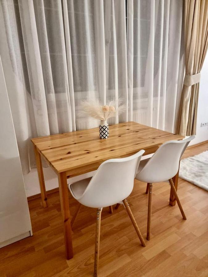 Cozy Apartment Near Hockey & Football Arena Pressburg Exterior foto